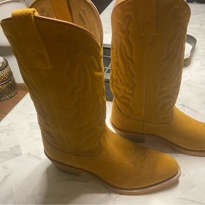 Mens Laredo cowboy boots.
